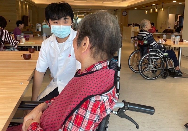 張庭維(左)平日用愛心照顧老人,期許自己能以「男」丁格爾回饋社會。記者翁至成/翻攝 張庭維(左)平日用愛心照顧老人,期許自己能以「男」丁格爾回饋社會。記者翁至成/翻攝