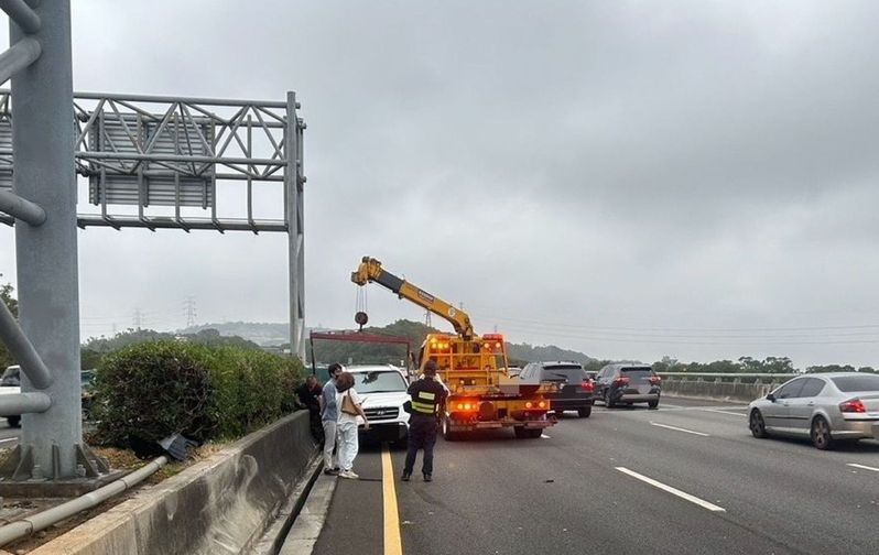 國道3號台中大甲段昨天傍晚發生變換車道不當失控擦撞中央分隔島的車禍。圖／國道警方提供