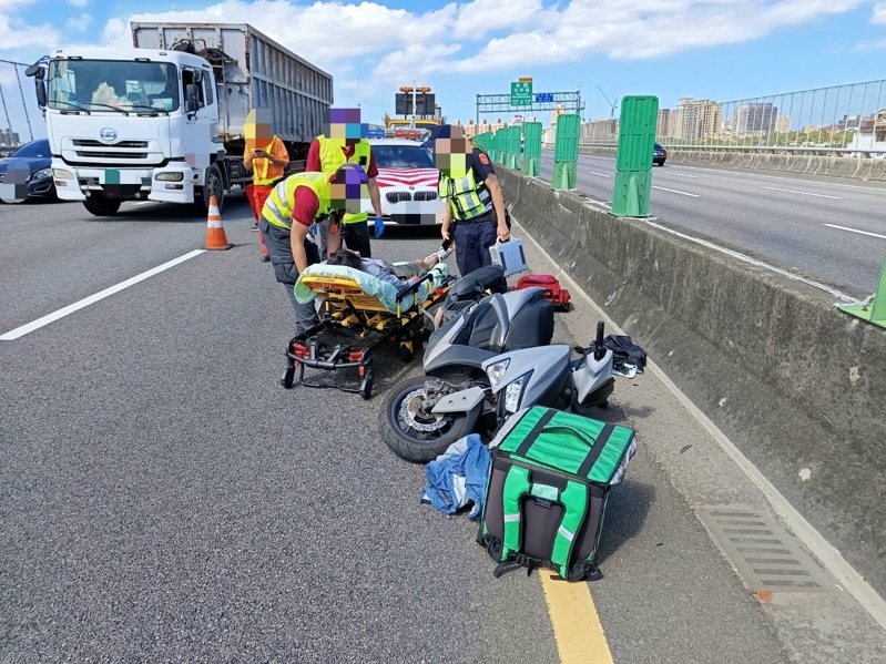 國道2號西向14公里處南桃園路段今上午發生一輛外送機車誤上國道，自撞內側護欄。記者周嘉茹／翻攝