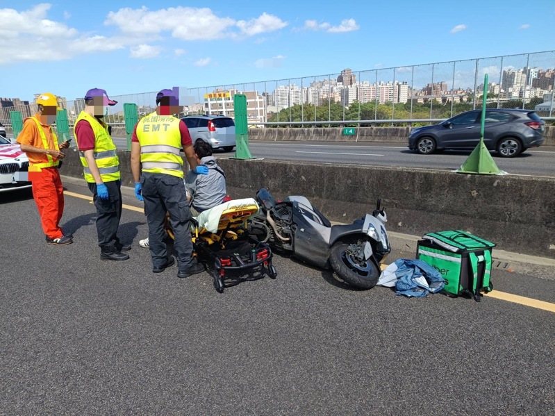 國道2號西向14公里處南桃園路段今上午發生一輛外送機車誤上國道，自撞內側護欄。記者周嘉茹／翻攝