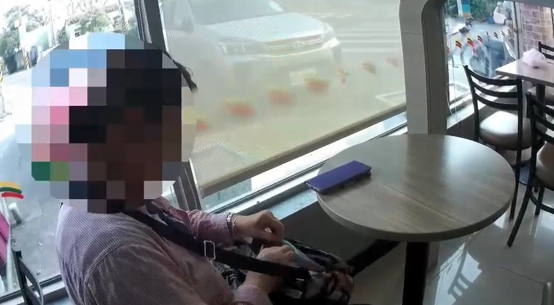 高市58歲洪姓女子和另一半相處感情受挫，為求男方回心轉意，尋求改運，至超商買遊戲點數欲匯款給假命理老師時，店員和警方連手勸阻。記者石秀華／翻攝