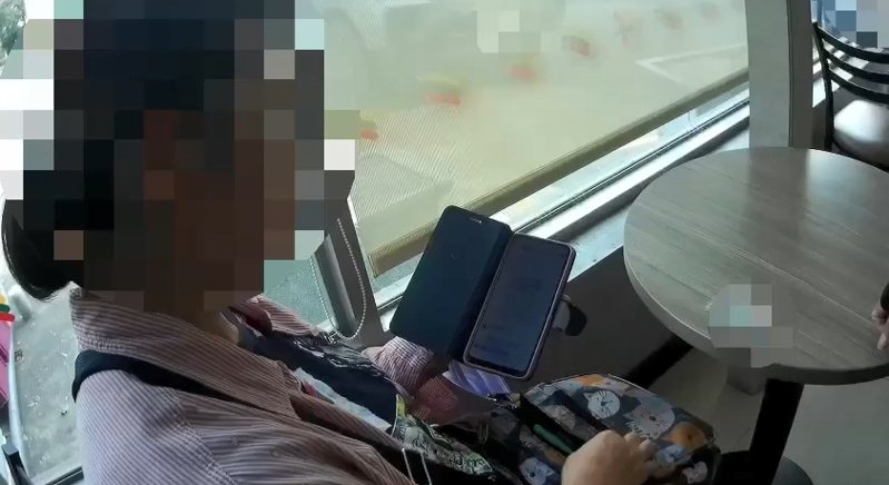 高市58歲洪姓女子和另一半相處感情受挫，為求男方回心轉意，尋求改運，至超商買遊戲點數欲匯款給假命理老師時，店員和警方連手勸阻。記者石秀華／翻攝