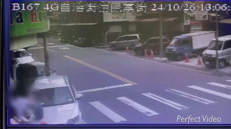 施男將手提物放在劉男車輛引擎蓋上引發口角。記者黃子騰／翻攝