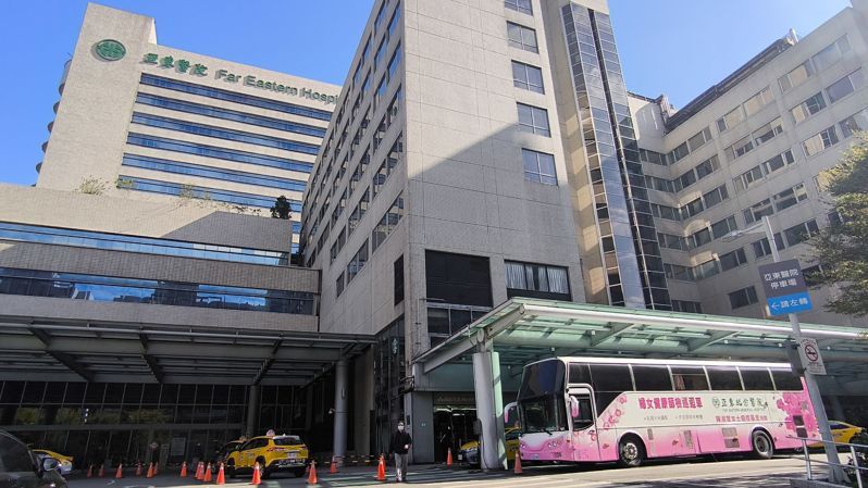 府中站旁游龍天橋電梯墜落，導致1名女子及10歲男童受傷，由救護車送往亞東醫院。本報資料照片