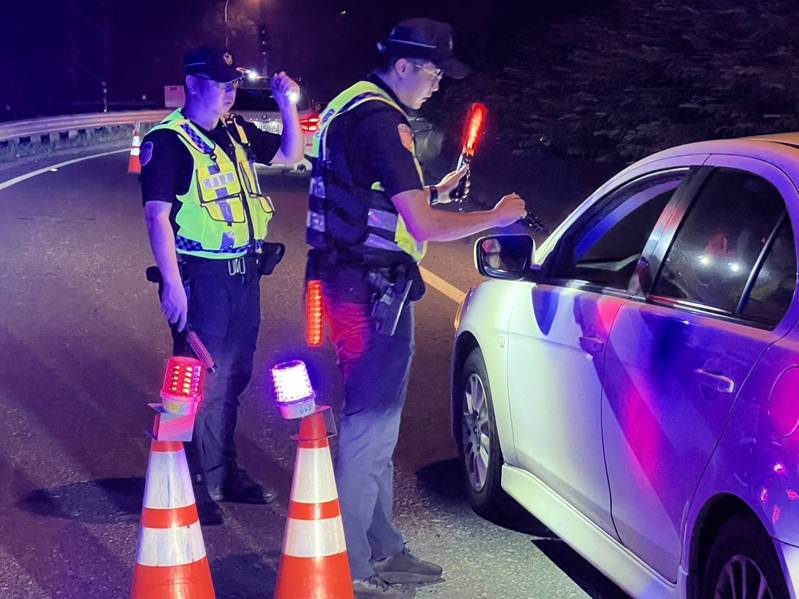 國道公路警察局即起針對未繫安全帶展開大規模專案稽查勤務，光是昨天星期六深夜，3小時便取締243件，未來仍將針對交通違規與疲勞駕駛易發生時段，全線同步強力執行取締。圖／國道警方提供