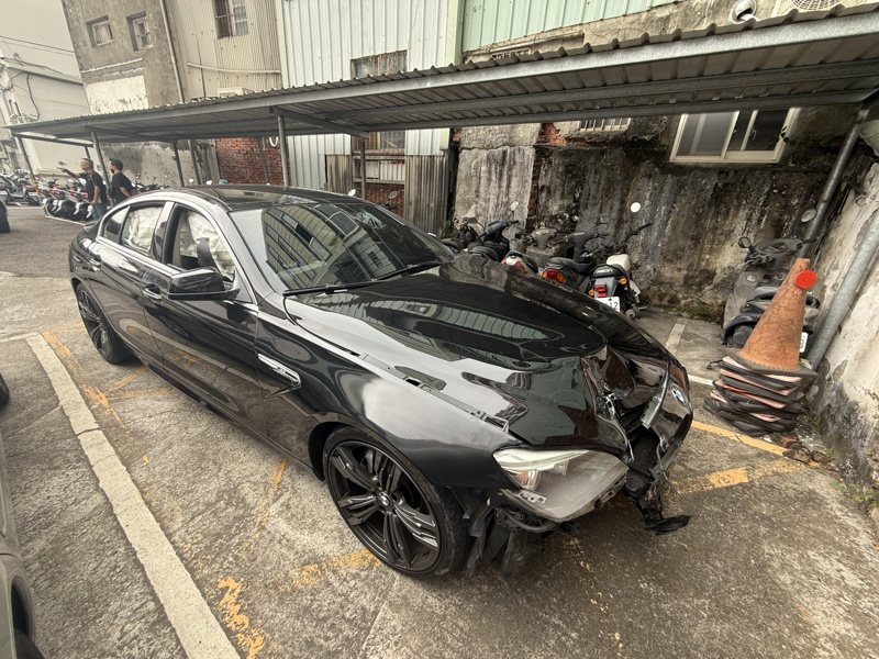 台中市白姓男子今早無照駕駛租賃BMW轎車撞死行人後逃逸,白後來在環中東路、太原路自撞設備電箱落網。記者陳宏睿/攝影 台中市白姓男子今早無照駕駛租賃BMW轎車撞死行人後逃逸,白後來在環中東路、太原路自撞設備電箱落網。記者陳宏睿/攝影