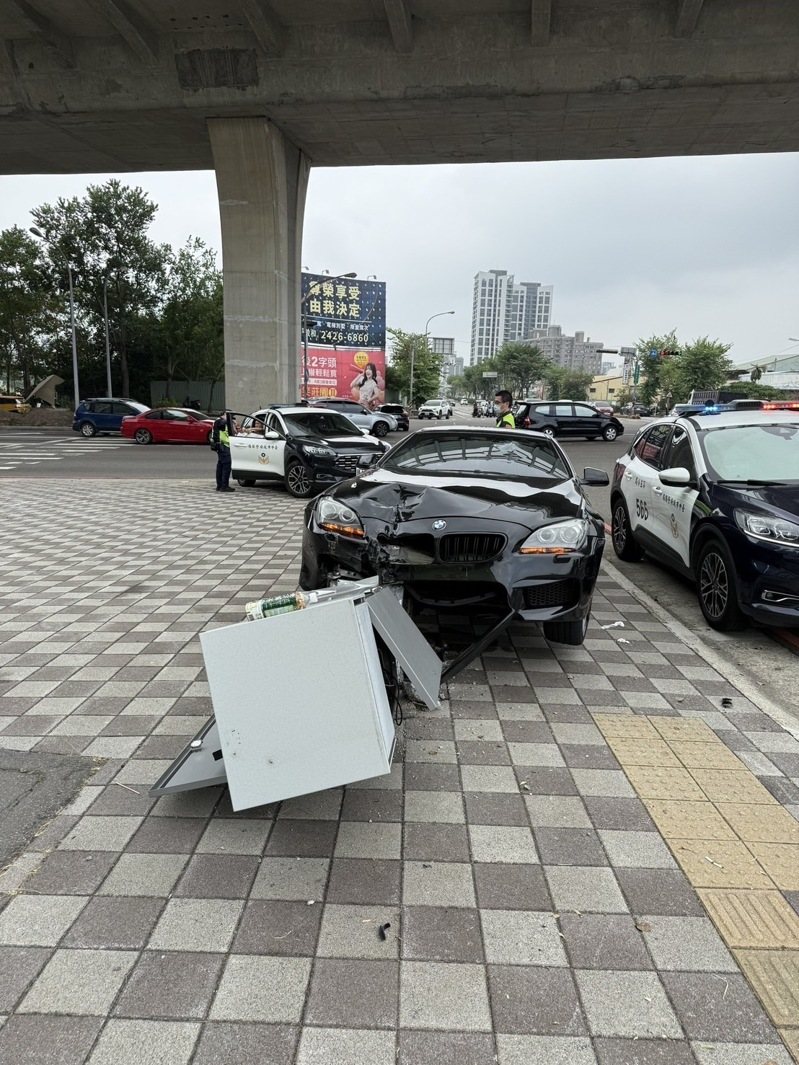 台中市白姓男子今早無照駕駛租賃BMW轎車撞死行人後逃逸,白逃逸後自撞設備電箱落網。記者陳宏睿/翻攝 台中市白姓男子今早無照駕駛租賃BMW轎車撞死行人後逃逸,白逃逸後自撞設備電箱落網。記者陳宏睿/翻攝