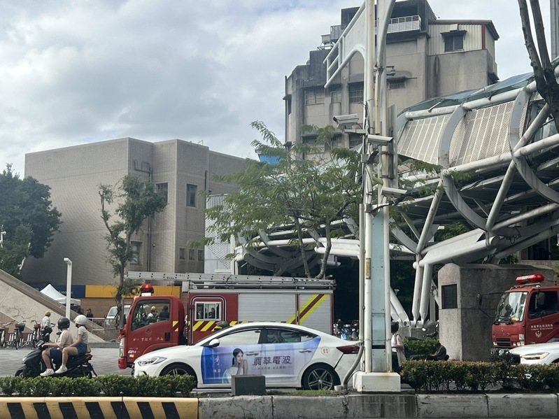 位於板橋區府中捷運站旁的游龍天橋電梯今天發生墜落意外。記者黃子騰／翻攝