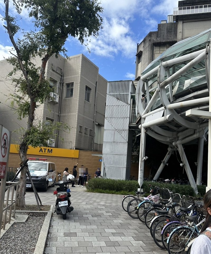 警方及救護人員到場將傷者救出送醫。記者黃子騰／翻攝