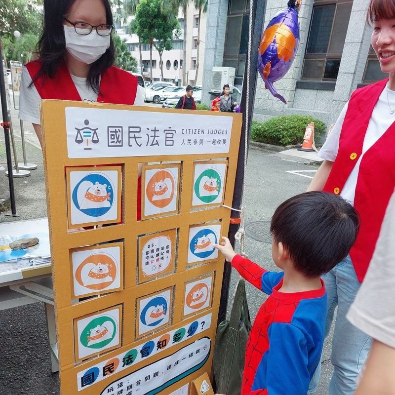 士林地方法院在萬聖節活動推廣法治教育。圖/士院提供 士林地方法院在萬聖節活動推廣法治教育。圖/士院提供