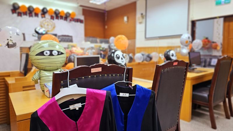 士林地方法院結合台北市天母地區萬聖節活動,舉行「童話法庭小小法官奇幻冒險」推廣法治教育。圖/士院提供 士林地方法院結合台北市天母地區萬聖節活動,舉行「童話法庭小小法官奇幻冒險」推廣法治教育。圖/士院提供