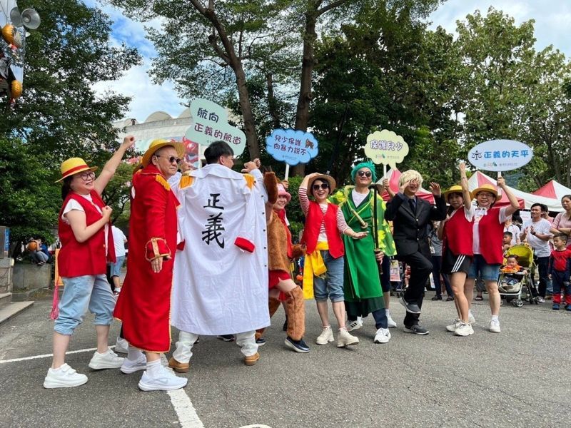 士林地方法院團隊院長、庭長、法官們扮演魯夫、索隆、香吉士、紅髮傑克。圖/士院提供 士林地方法院團隊院長、庭長、法官們扮演魯夫、索隆、香吉士、紅髮傑克。圖/士院提供