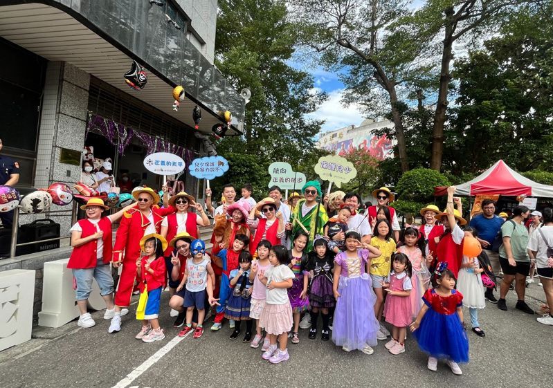 士林地方法院結合台北市天母地區萬聖節活動,舉行「童話法庭小小法官奇幻冒險」推廣法治教育。圖/士院提供 士林地方法院結合台北市天母地區萬聖節活動,舉行「童話法庭小小法官奇幻冒險」推廣法治教育。圖/士院提供