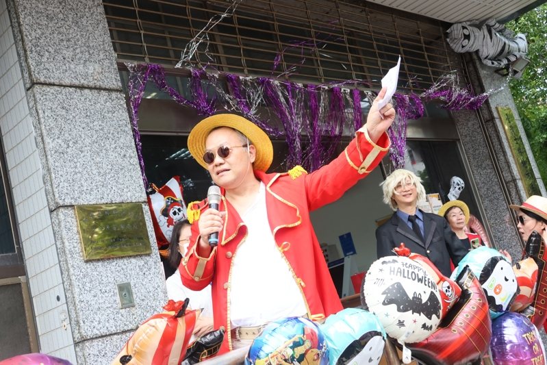 法官李正紀則扮演魯夫的啟發者「紅髮傑克」主持有獎徵答。圖/士院提供 法官李正紀則扮演魯夫的啟發者「紅髮傑克」主持有獎徵答。圖/士院提供
