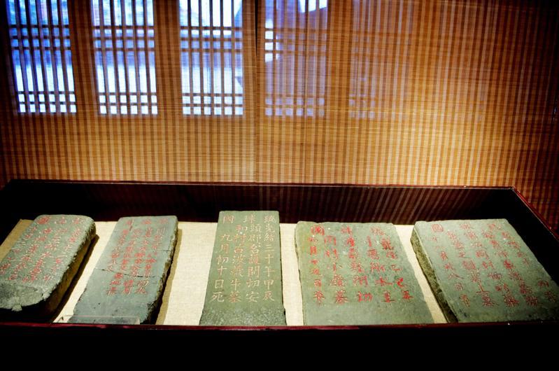 福州琉球館柔遠驛內展示數塊琉球人墓碑。明代中後期，不少琉球人在福州居住生活，死後統一安葬在福州琉球墓地。圖／新華社