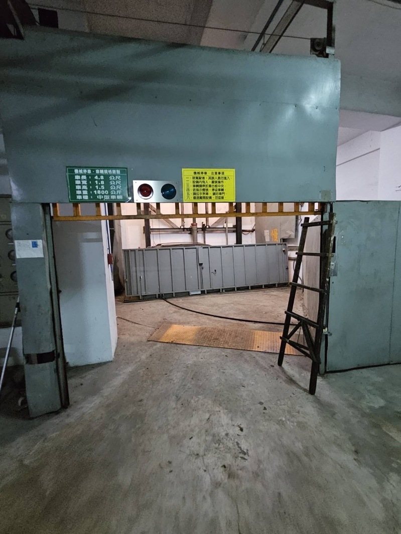 陳女等人停車時因機械式停車場電梯故障,連人帶車摔至地下室。記者張議晨/翻攝 陳女等人停車時因機械式停車場電梯故障,連人帶車摔至地下室。記者張議晨/翻攝