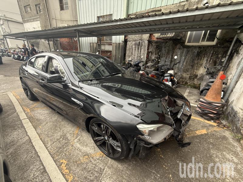 台中市白姓男子今早無照駕駛租賃BMW轎車撞死行人後逃逸，白後來在環中東路、太原路自撞設備電箱落網。記者陳宏睿／攝影