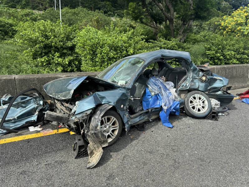 陳男車輛嚴重變形，車門撞到整片飛掉，車身也因撞擊導致變形凹陷，幾乎撞成廢鐵。圖／警方提供