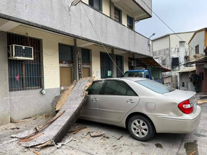 今天下午嘉義縣中埔鄉地震頻傳,龍門社區活動中心的4樓女兒牆也崩落,砸毀下方轎車,幸好沒有傳出有人員傷亡。圖/翻攝畫面 今天下午嘉義縣中埔鄉地震頻傳,龍門社區活動中心的4樓女兒牆也崩落,砸毀下方轎車,幸好沒有傳出有人員傷亡。圖/翻攝畫面