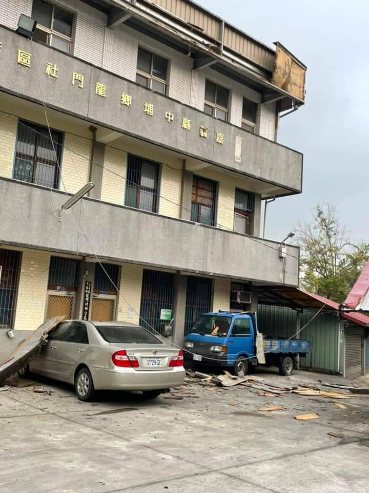 今天下午嘉義縣中埔鄉地震頻傳,龍門社區活動中心的4樓女兒牆也崩落,砸毀下方轎車,幸好沒有傳出有人員傷亡。圖/翻攝畫面 今天下午嘉義縣中埔鄉地震頻傳,龍門社區活動中心的4樓女兒牆也崩落,砸毀下方轎車,幸好沒有傳出有人員傷亡。圖/翻攝畫面