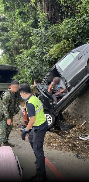 新竹縣新豐鄉松柏林路i-NEED汽車旅館前下午3點多發生車禍，兩人受傷送醫。圖／新竹縣消防局提供