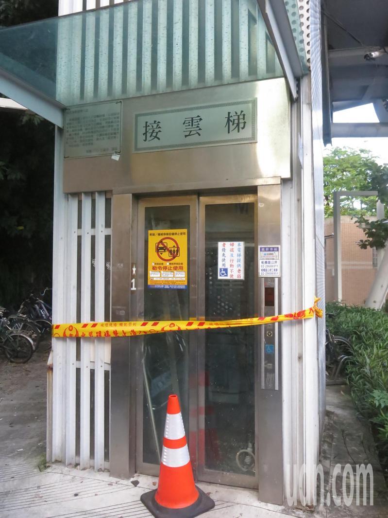 新北市板橋府中捷運站旁游龍天橋電梯今天下午驚傳墜落意外。記者李成蔭／攝影