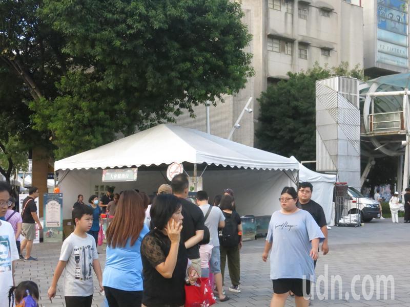 新北市板橋府中捷運站旁游龍天橋電梯今天下午驚傳墜落意外，由於緊鄰周圍萬聖節相關活動，民眾聽到「砰」一聲時還以為是車禍，得知真實原因仍驚魂未定。記者李成蔭／攝影