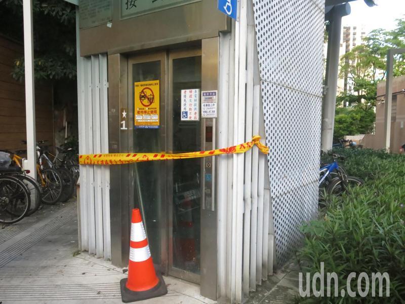 新北市板橋府中捷運站旁游龍天橋電梯今天下午驚傳墜落意外。記者李成蔭／攝影
