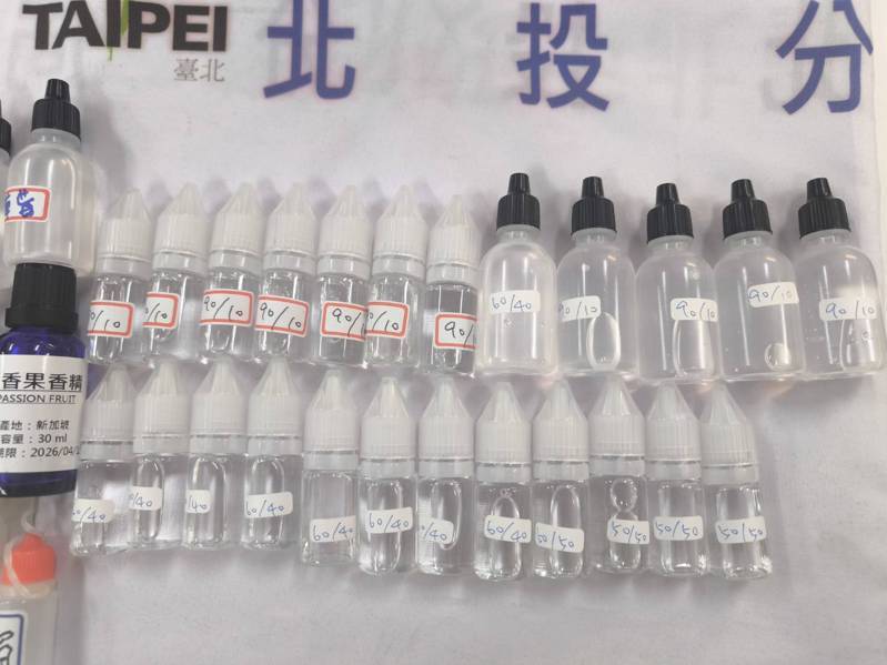 北投警分局查獲黃姓藥頭等2人，涉販售依托咪酯給休學少年。記者蕭雅娟／翻攝