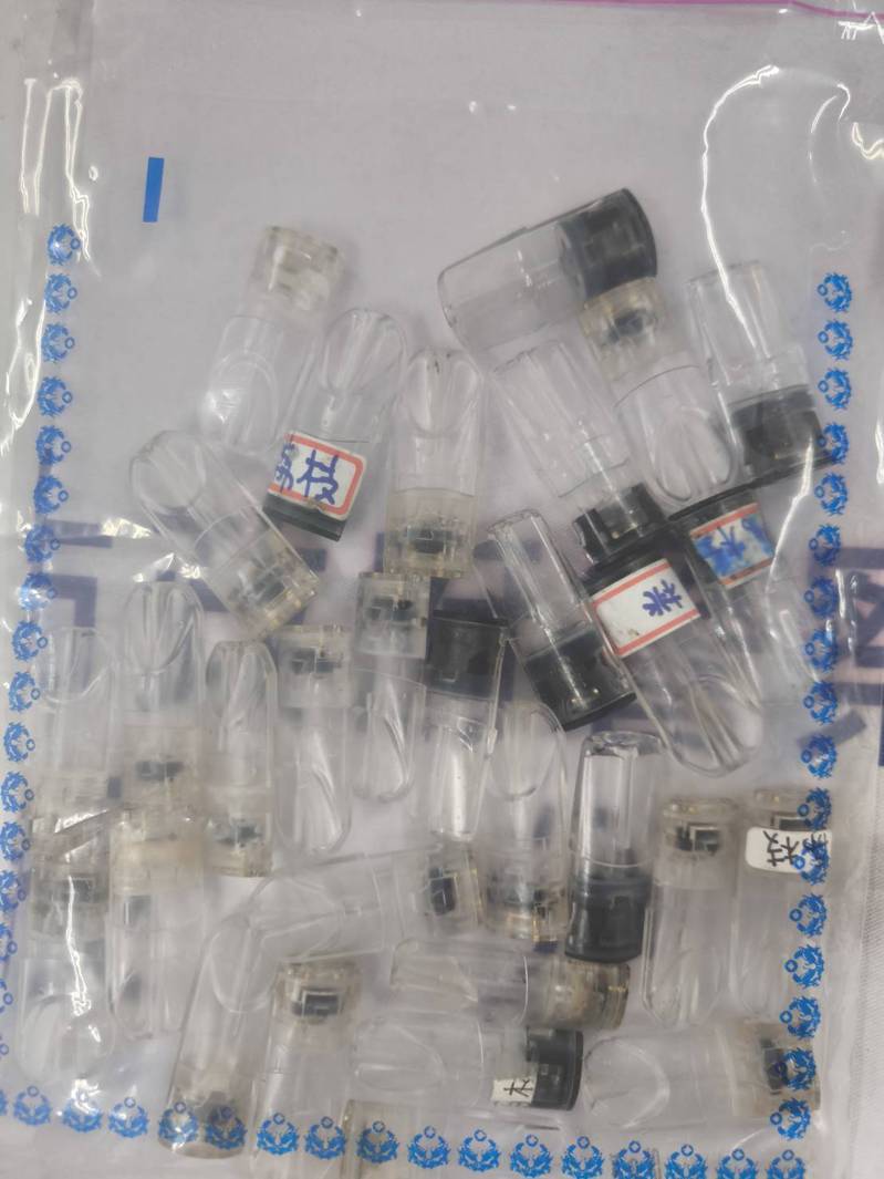 北投警分局查獲黃姓藥頭等2人，涉販售依托咪酯給休學少年。記者蕭雅娟／翻攝
