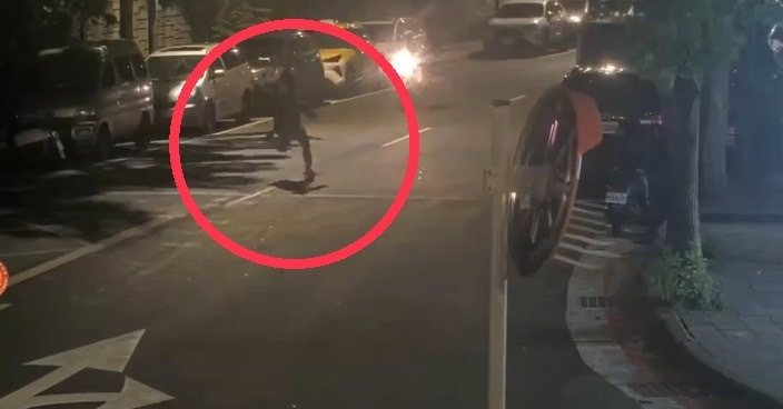 阮姓逃逸以「縮手」方式掙脫手銬,拔腿狂奔,搭計程車直奔台南躲藏。記者翁至成/翻攝 阮姓逃逸以「縮手」方式掙脫手銬,拔腿狂奔,搭計程車直奔台南躲藏。記者翁至成/翻攝