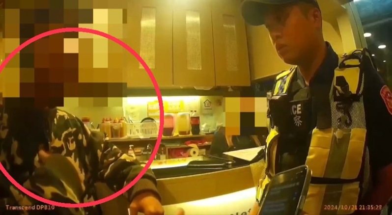北市文山一警方日前在轄內網咖查獲一名逃逸移工。記者翁至成/翻攝 北市文山一警方日前在轄內網咖查獲一名逃逸移工。記者翁至成/翻攝