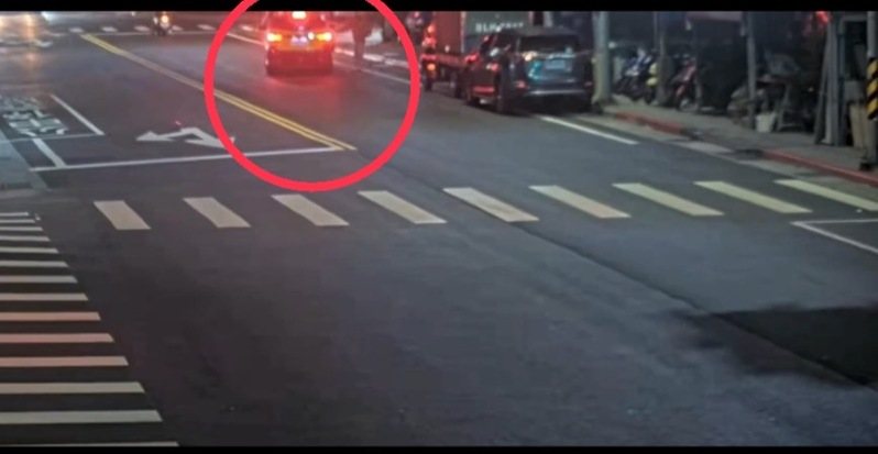 阮姓逃逸以「縮手」方式掙脫手銬,拔腿狂奔,搭計程車直奔台南躲藏。記者翁至成/翻攝 阮姓逃逸以「縮手」方式掙脫手銬,拔腿狂奔,搭計程車直奔台南躲藏。記者翁至成/翻攝