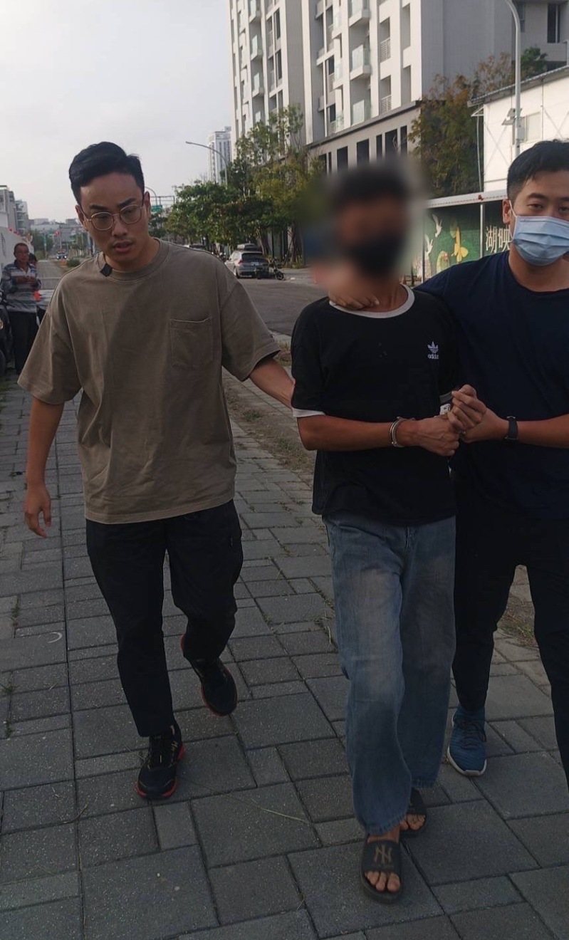 阮姓逃逸移工掙脫5天後,被文山一警方持票逮捕。記者翁至成/翻攝 阮姓逃逸移工掙脫5天後,被文山一警方持票逮捕。記者翁至成/翻攝