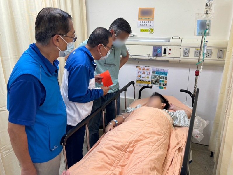 新北板橋府中捷運站旁游龍天橋電梯今下午有墜落意外,兩位民眾受傷,新北市長侯友宜稍早赴醫院探視傷者。圖/新北市政府提供 新北板橋府中捷運站旁游龍天橋電梯今下午有墜落意外,兩位民眾受傷,新北市長侯友宜稍早赴醫院探視傷者。圖/新北市政府提供