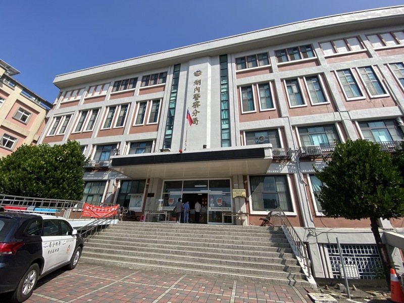 高市湖內警分局一名袁姓警務員前天凌晨酒駕在苓雅區開車搖晃,遭民眾檢舉,被警方攔查查獲,後遭記一大過懲處。記者石秀華/攝影 高市湖內警分局一名袁姓警務員前天凌晨酒駕在苓雅區開車搖晃,遭民眾檢舉,被警方攔查查獲,後遭記一大過懲處。記者石秀華/攝影