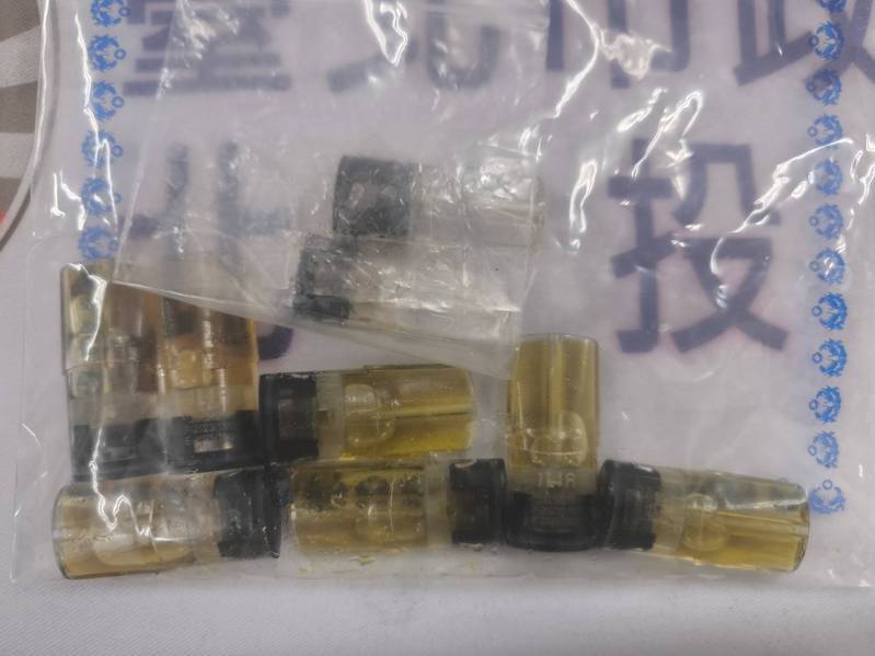 北投警分局查獲黃姓藥頭等2人，涉販售依托咪酯給休學少年。記者蕭雅娟／翻攝