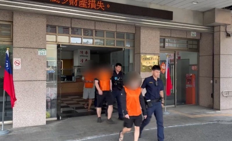 高市苓雅區建國一路一家粽子店一個月沒營業，2樓卻人聲鼎沸，警方前天凌晨執行搜索，查獲天九牌賭場，逮獲負責人、把風者及41人賭客送辦。記者石秀華／翻攝