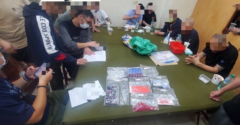高市苓雅區建國一路一家粽子店一個月沒營業，2樓卻人聲鼎沸，警方前天凌晨執行搜索，查獲天九牌賭場，逮獲負責人、把風者及41人賭客送辦。記者石秀華／翻攝