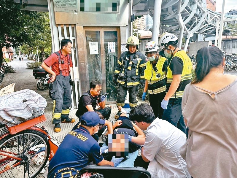 位於新北板橋府中商圈的「遊龍景觀電梯」昨天發生意外，造成2人受傷。記者黃子騰／翻攝