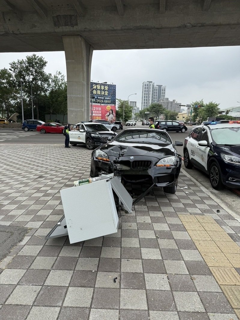 台中市白姓男子昨天無照駕駛租賃BMW轎車,先在北屯區撞死行人後,自撞設備電箱落網。記者陳宏睿/翻攝 台中市白姓男子昨天無照駕駛租賃BMW轎車,先在北屯區撞死行人後,自撞設備電箱落網。記者陳宏睿/翻攝
