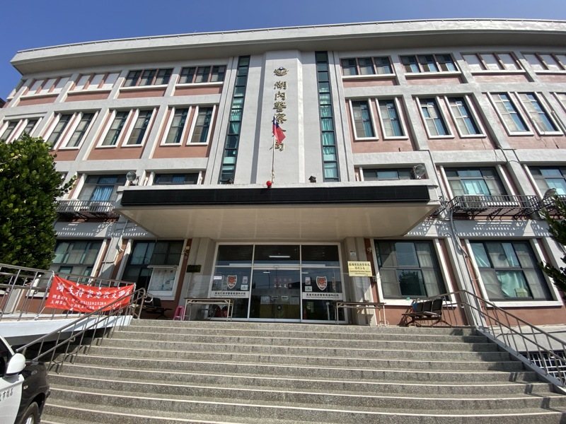 高市湖內警分局一名袁姓警務員前天凌晨酒駕在苓雅區開車搖晃,遭民眾檢舉,被警方攔查查獲,後遭記一大過懲處。記者石秀華/攝影 高市湖內警分局一名袁姓警務員前天凌晨酒駕在苓雅區開車搖晃,遭民眾檢舉,被警方攔查查獲,後遭記一大過懲處。記者石秀華/攝影