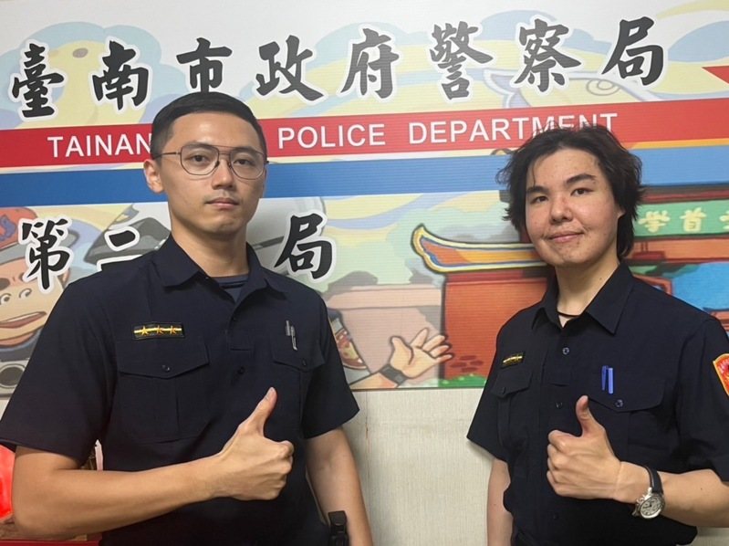 台南市警二分局博愛派出所警員蔡淳丞(左)、許勝傑(又),利用臉書公開社團張貼走失哈士奇犬照片上傳資訊,順利找到女飼主。記者黃宣翰/翻攝 台南市警二分局博愛派出所警員蔡淳丞(左)、許勝傑(又),利用臉書公開社團張貼走失哈士奇犬照片上傳資訊,順利找到女飼主。記者黃宣翰/翻攝