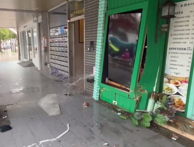 大樓消防送水口被撞壞,導致漏水不止。記者林昭彰/翻攝 大樓消防送水口被撞壞,導致漏水不止。記者林昭彰/翻攝
