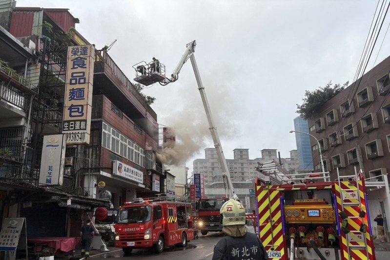 新北市新莊區化成路今天清晨6時許發生住宅火警,大量濃煙竄出景象嚇人,消防隊緊急疏散5名住戶,另救出1名昏迷的47歲男子,由救護車送往台北醫院急救,火勢約1小時之後撲滅,起火原因待查。記者林昭彰/翻攝 新北市新莊區化成路今天清晨6時許發生住宅火警,大量濃煙竄出景象嚇人,消防隊緊急疏散5名住戶,另救出1名昏迷的47歲男子,由救護車送往台北醫院急救,火勢約1小時之後撲滅,起火原因待查。記者林昭彰/翻攝