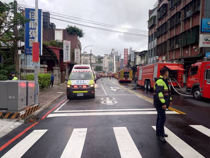 新北市新莊區化成路今天清晨6時許發生住宅火警,大量濃煙竄出景象嚇人,消防隊緊急疏散5名住戶,另救出1名昏迷的47歲男子,由救護車送往台北醫院急救,火勢約1小時之後撲滅,起火原因待查。記者林昭彰/翻攝 新北市新莊區化成路今天清晨6時許發生住宅火警,大量濃煙竄出景象嚇人,消防隊緊急疏散5名住戶,另救出1名昏迷的47歲男子,由救護車送往台北醫院急救,火勢約1小時之後撲滅,起火原因待查。記者林昭彰/翻攝