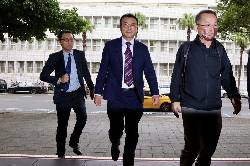 檢調持續偵辦超思進口雞蛋疑似弊案,今天上午傳喚時任農業部長陳吉仲(中)出庭應訊。記者許正宏/攝影 檢調持續偵辦超思進口雞蛋疑似弊案,今天上午傳喚時任農業部長陳吉仲(中)出庭應訊。記者許正宏/攝影