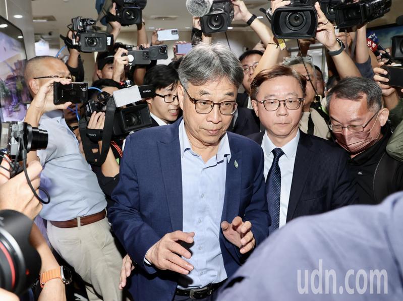 檢調持續偵辦超思進口雞蛋疑似弊案，今天上午傳喚現任農業部長陳駿季（中）出庭應訊。記者許正宏／攝影