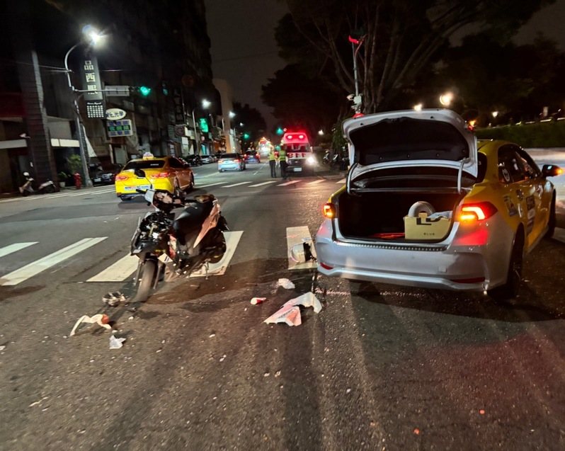 台中市陳姓男子今天凌晨駕駛計程車行經北區時迴轉,與楊姓機車騎士碰撞,楊一度壓在車底。記者陳宏睿/翻攝 台中市陳姓男子今天凌晨駕駛計程車行經北區時迴轉,與楊姓機車騎士碰撞,楊一度壓在車底。記者陳宏睿/翻攝