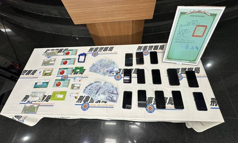 刑事局中打五隊破獲以陳姓男子為首的詐欺水房，查扣10萬元現金、手機、存簿等贓證物。記者陳宏睿／翻攝